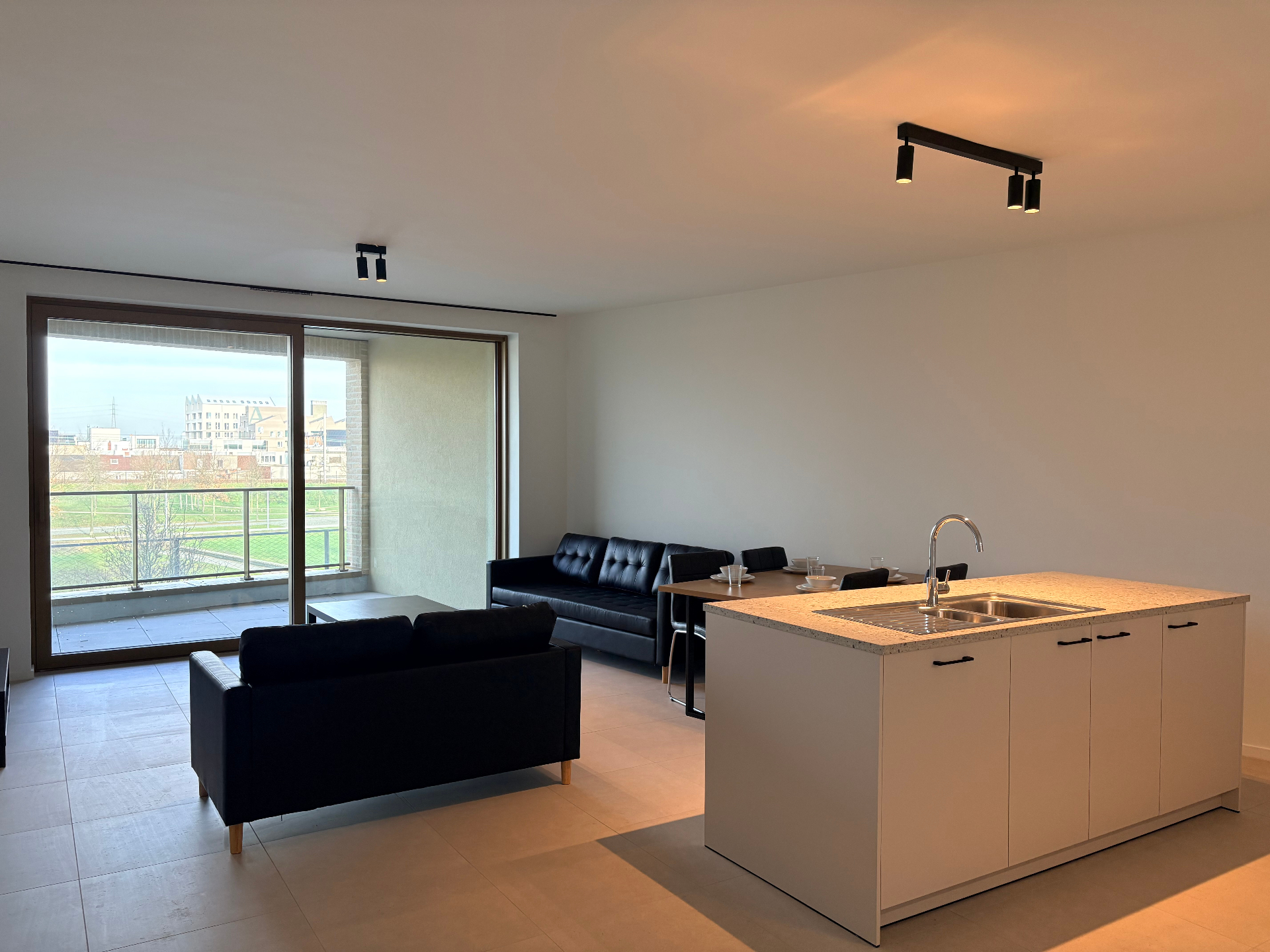 Ruime woonkamer met open keuken